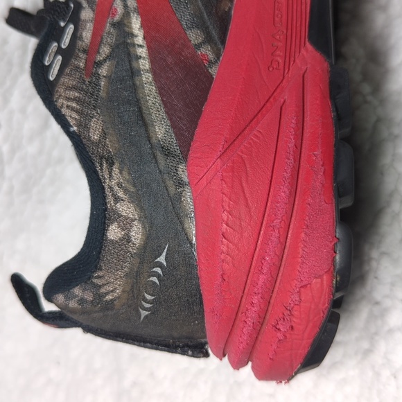 Brooks Cascadia 16 SASQUATCH Black Grey Red Trail Mens Runner - Picture 4 of 7